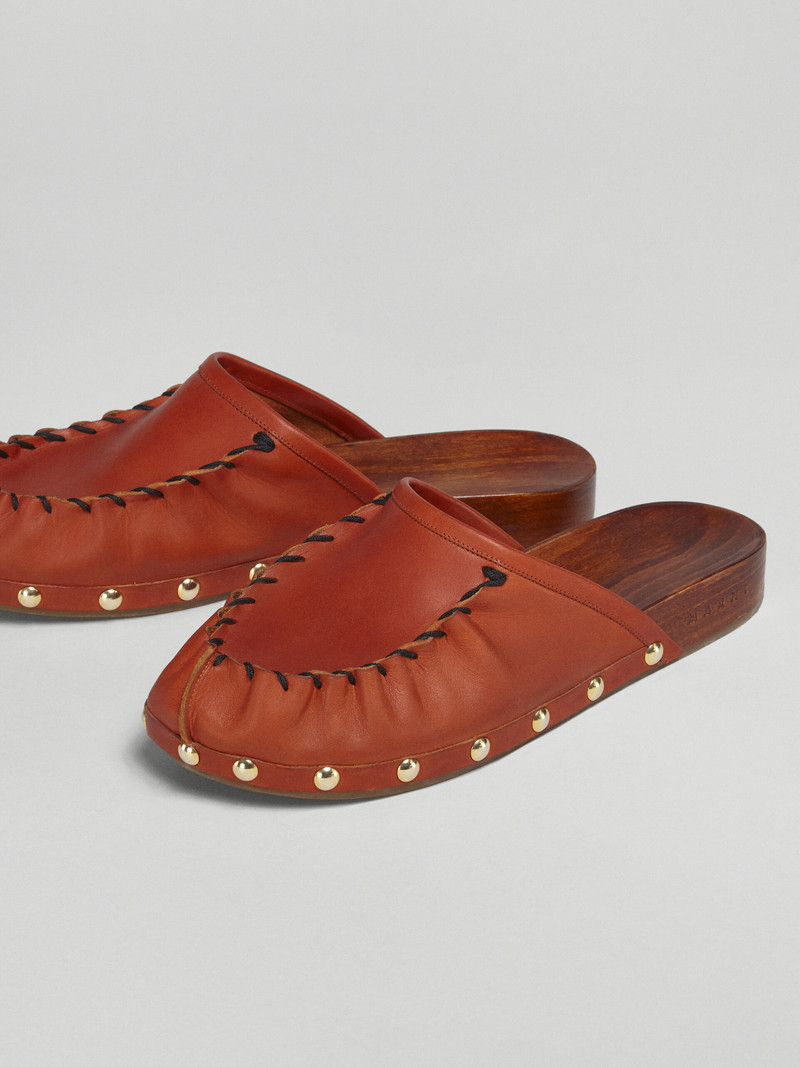 VEGETABLE-TANNED LEATHER AND WOOD CLOG 4