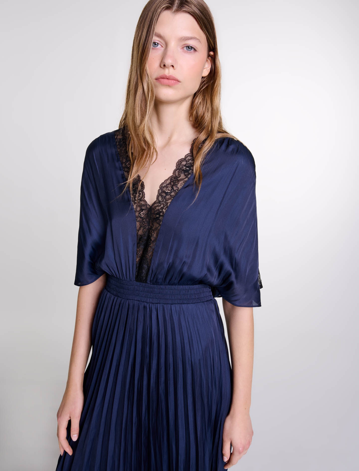 Pleated maxi dress with lace - 5