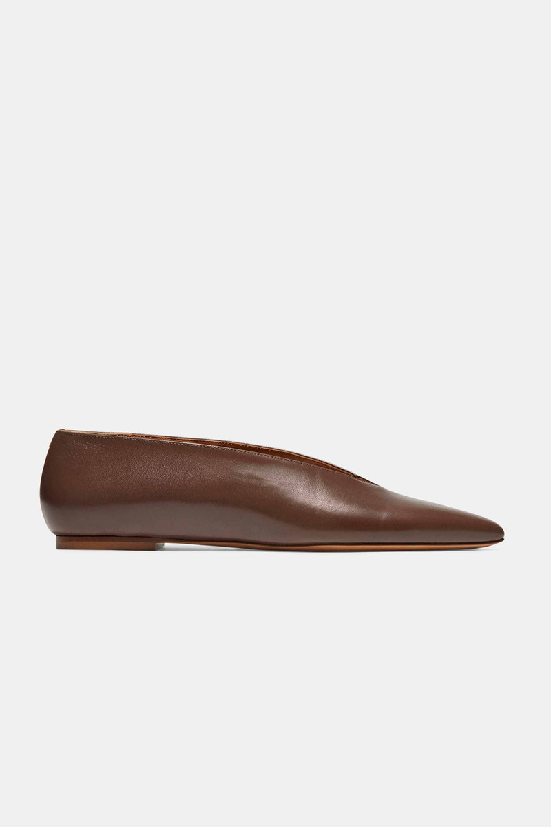 POINTY V-FLAT IN CHOCOLATE NAPPA 1