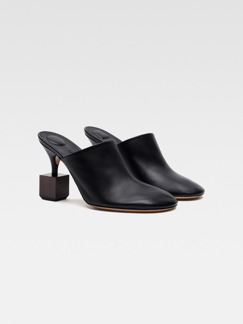 JACQUEMUS The Bisou mules outlook