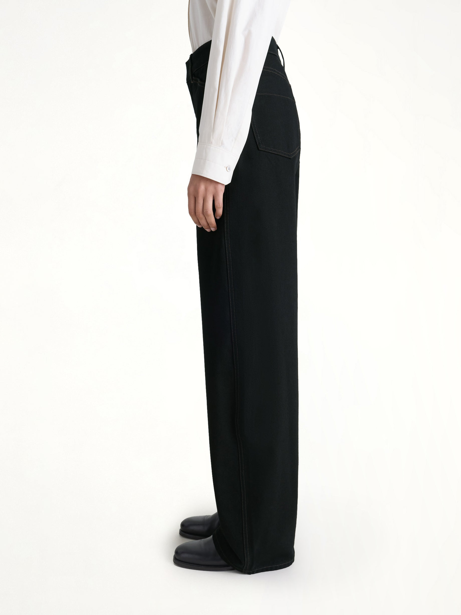 High Waisted Curved Pants in Black - 3