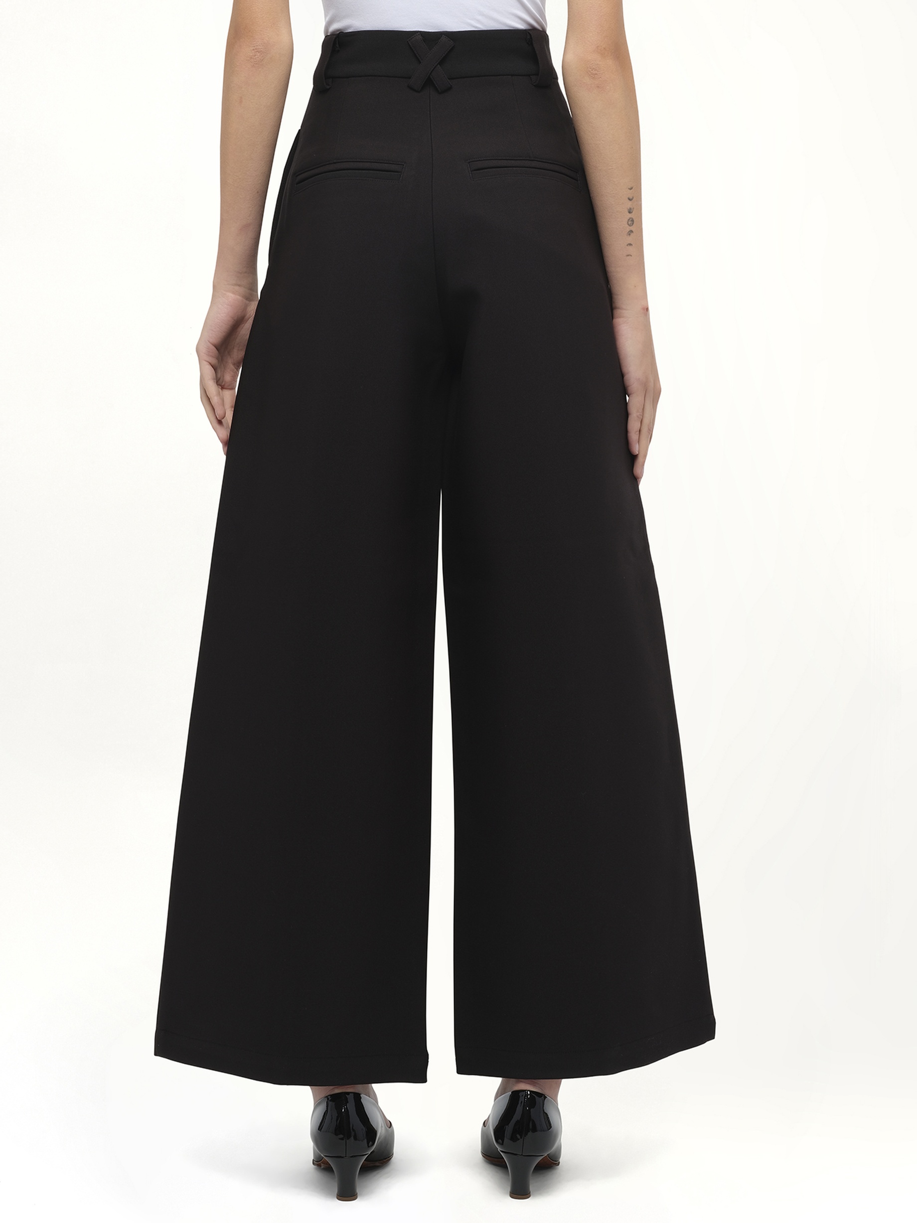 Hand in Front Pocket Pant in Black - 6
