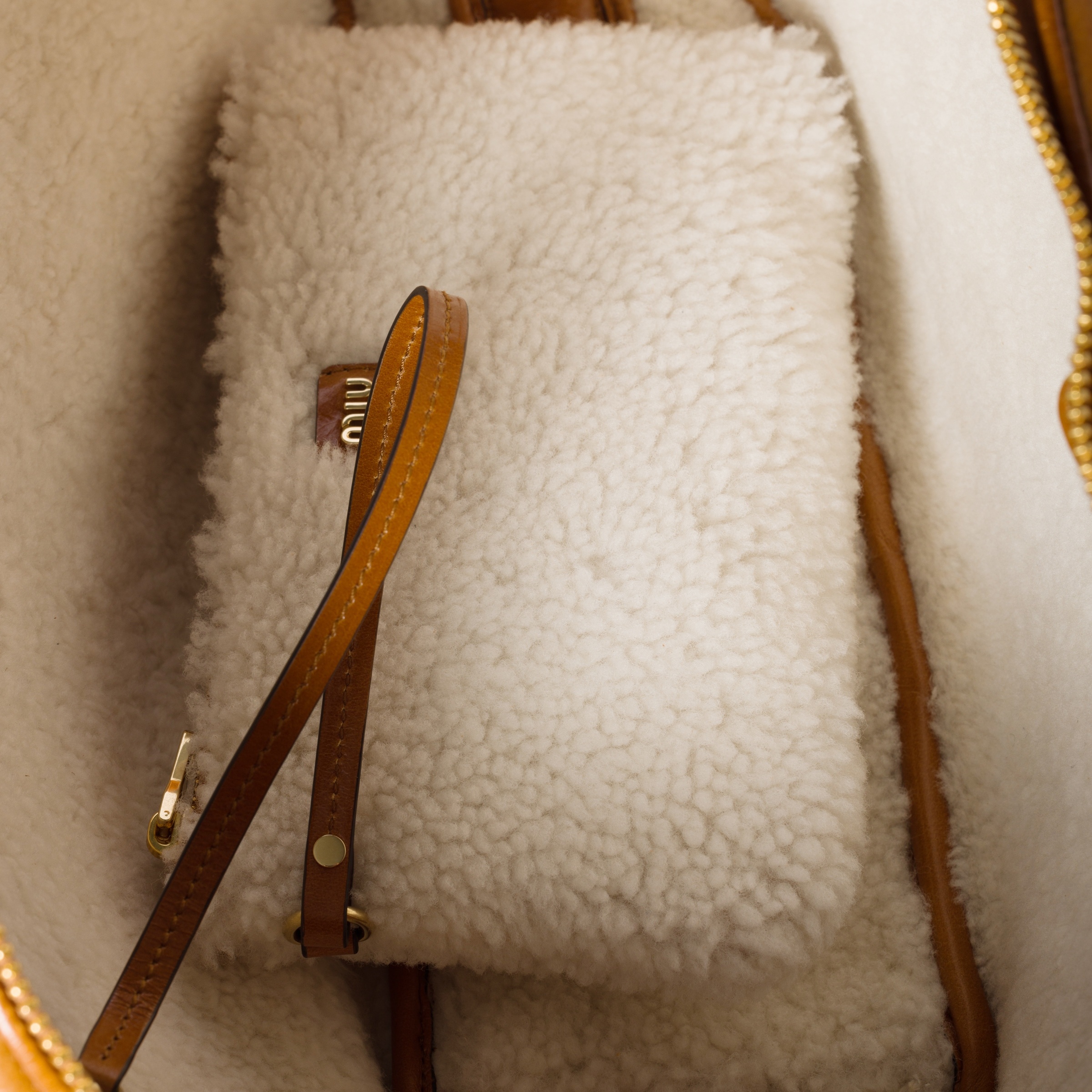 Beau shearling top-handle bag - 4