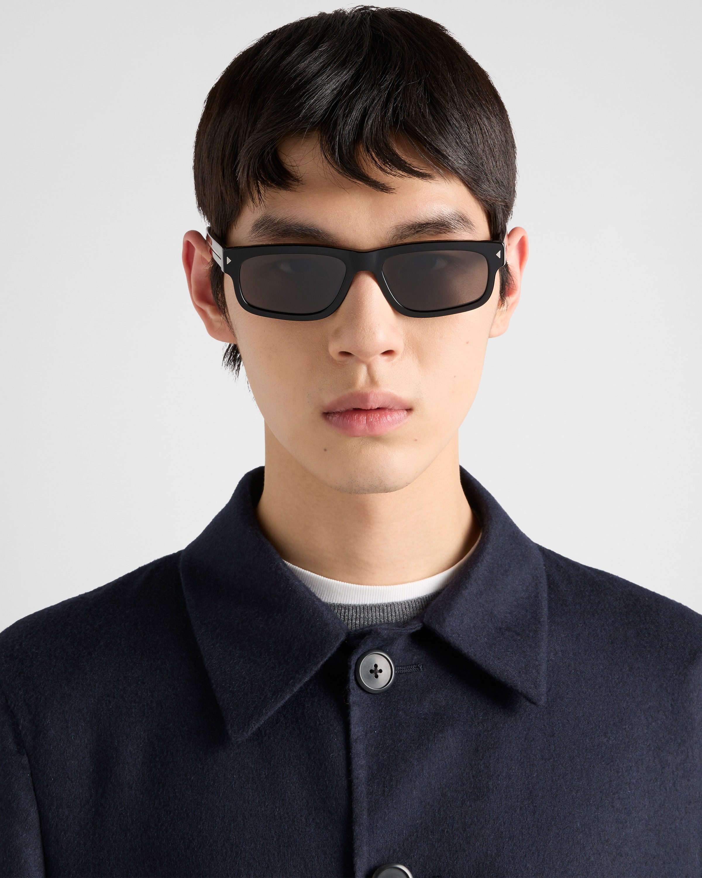 Sunglasses with the iconic metal plaque - 6