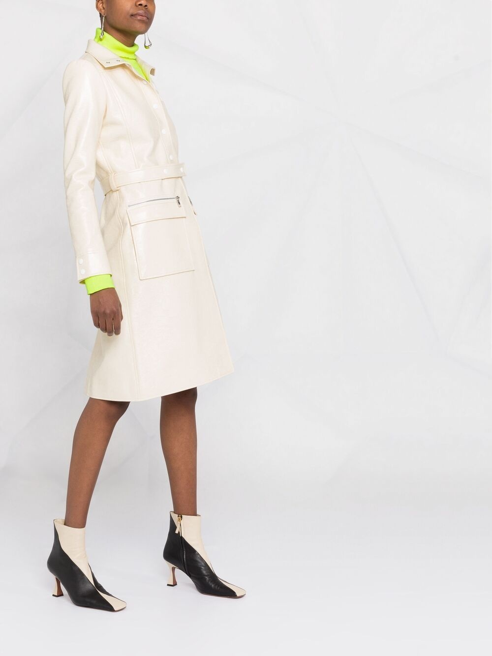 logo-appliqué vinyl trench coat - 4