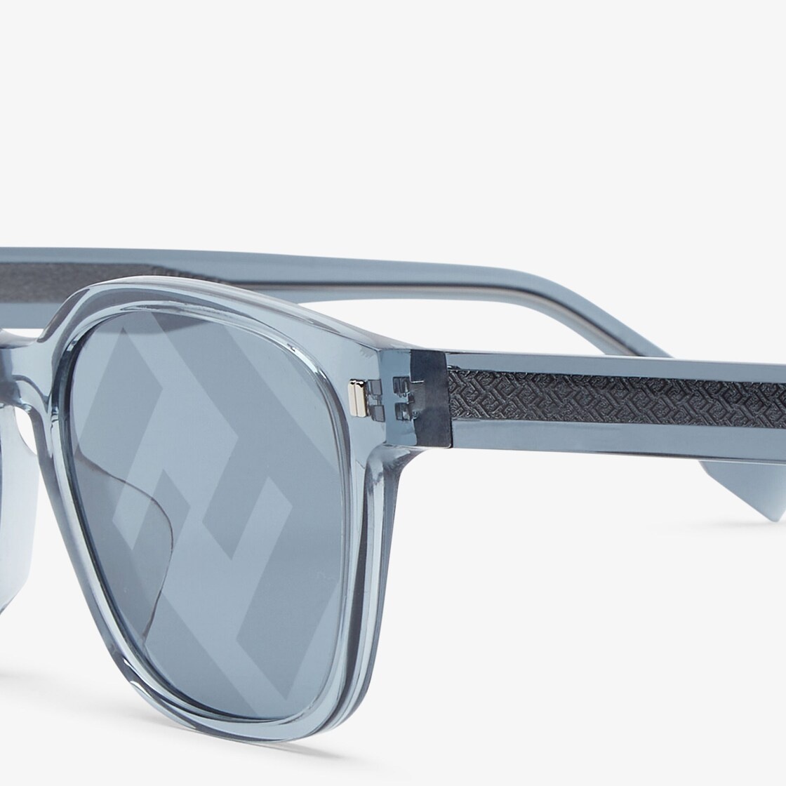 Square frames in transparent blue acetate with exclusive metal Pequin rivets on the front. Temples w - 3