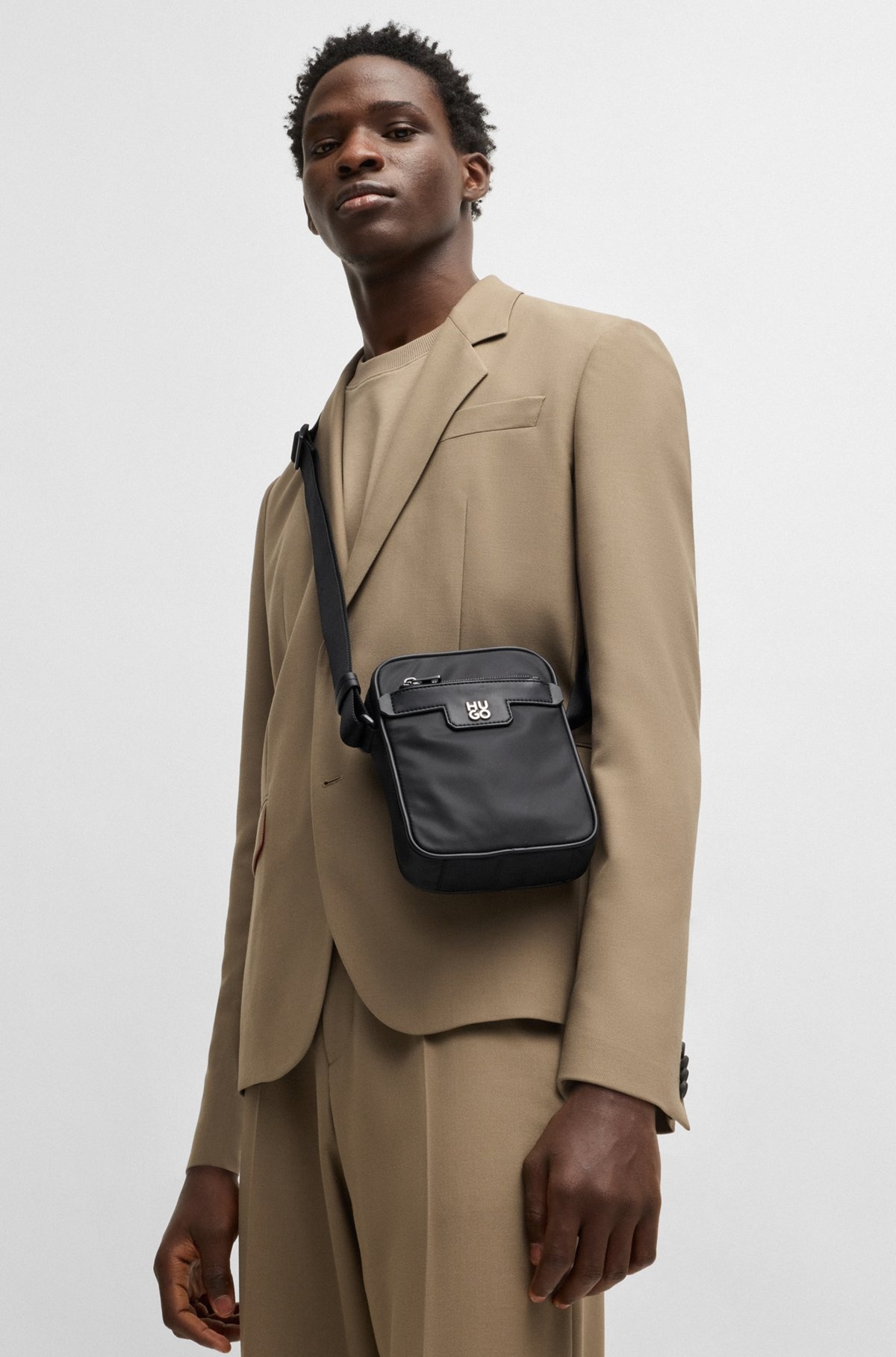 REPORTER BAG IN STRUCTURED TWILL WITH METALLIC STACKED LOGO - 4
