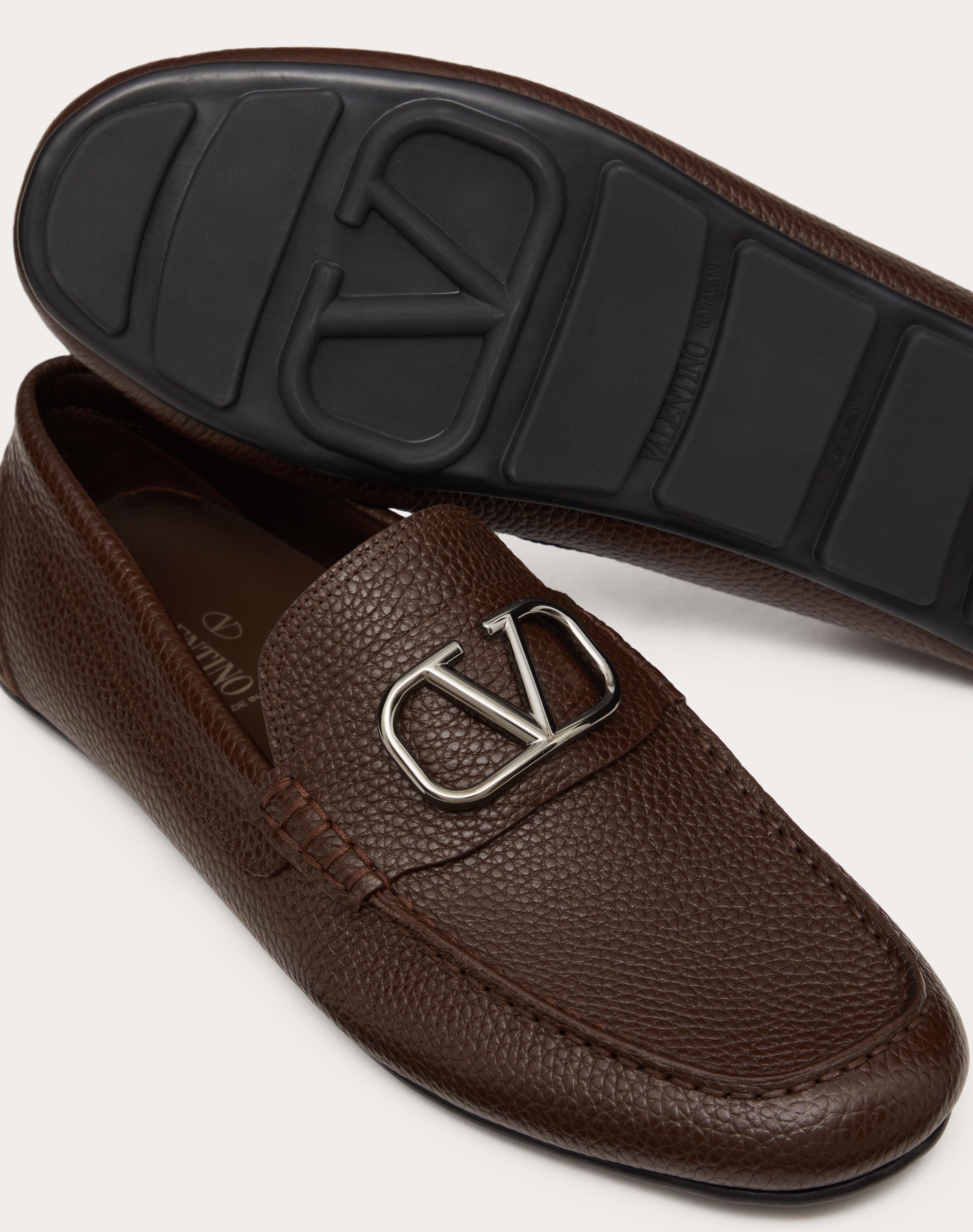 VLOGO SIGNATURE GRAINY CALFSKIN DRIVING SHOE - 5
