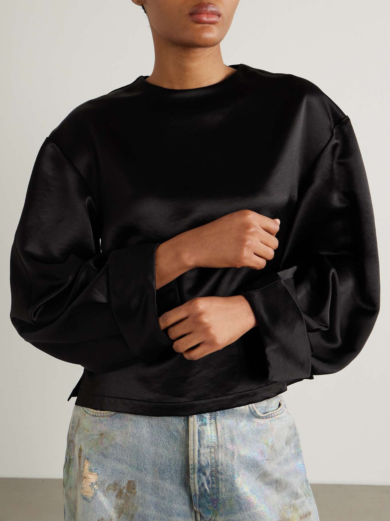【送料&関税込】J.W. Anderson Black Satin Top JW Anderson Satin top Black | netaporter | REVERSIBLE