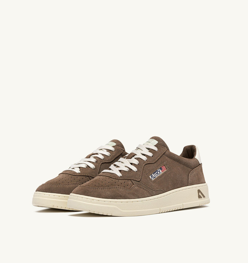 AUTRY MEDALIST LOW SNEAKERS IN CIGAR AND WHITE SUEDE outlook