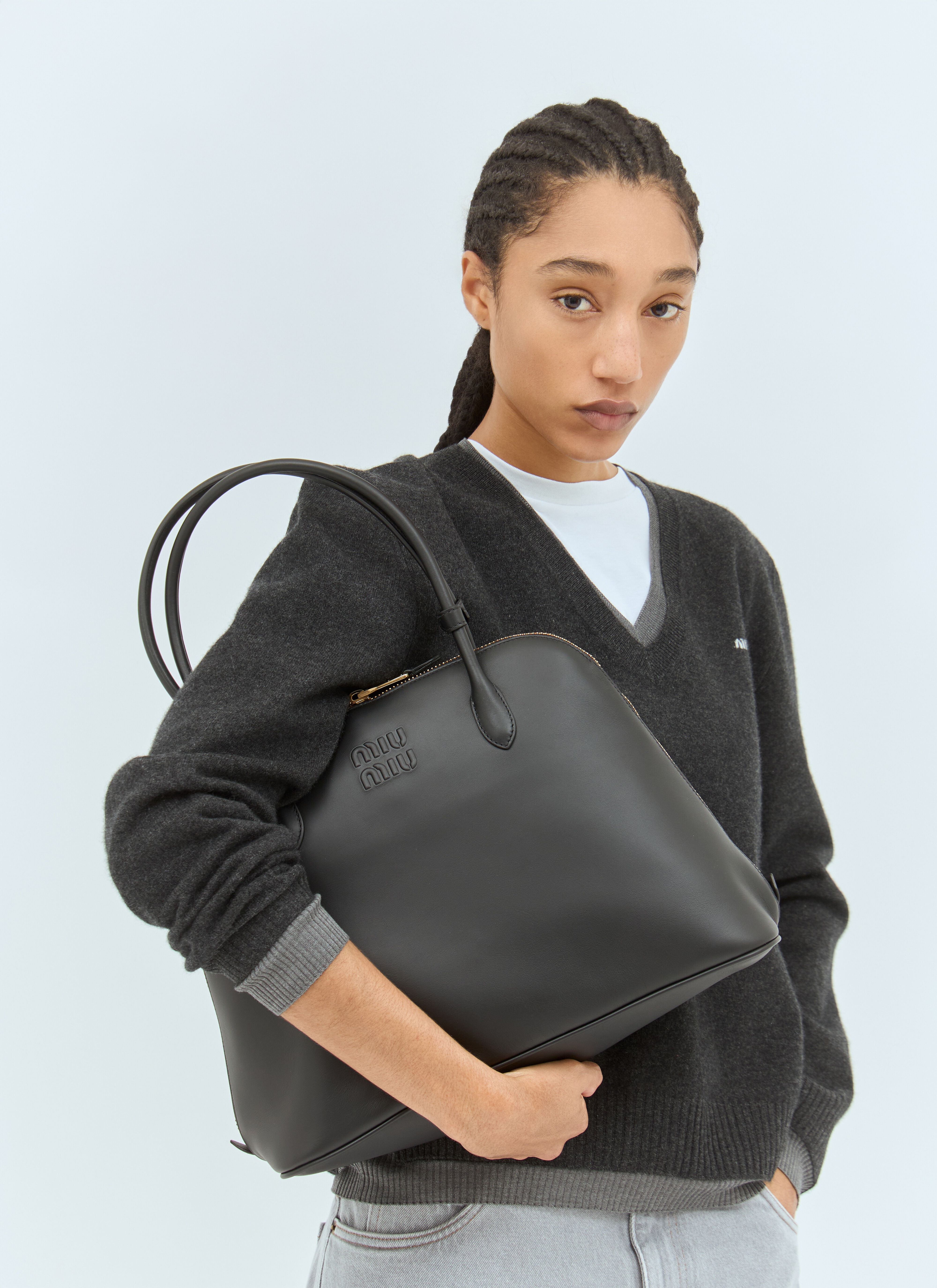Miu Miu｜ (5BE090 2CRM F0002) Miu Miu Logo Embossed Leather Handbag | REVERSIBLE