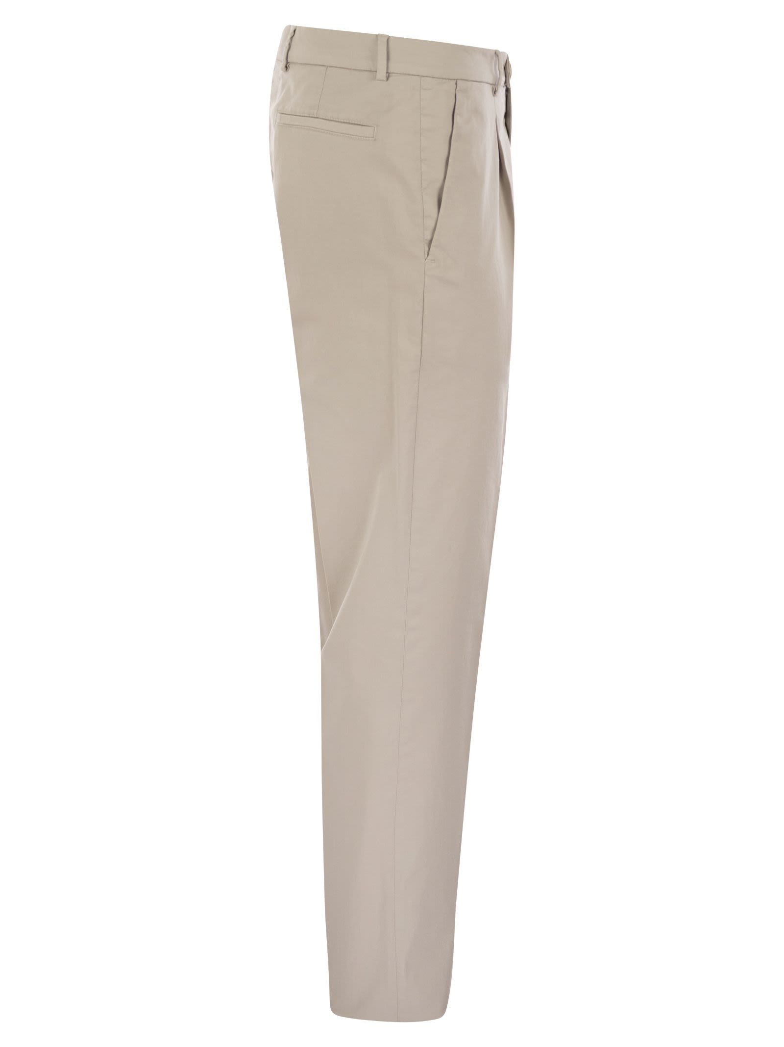 Brunello Cucinelli Men Garment-Dyed Leisure Fit Trousers In American Pima Comfort Cotton With Pleats - 3