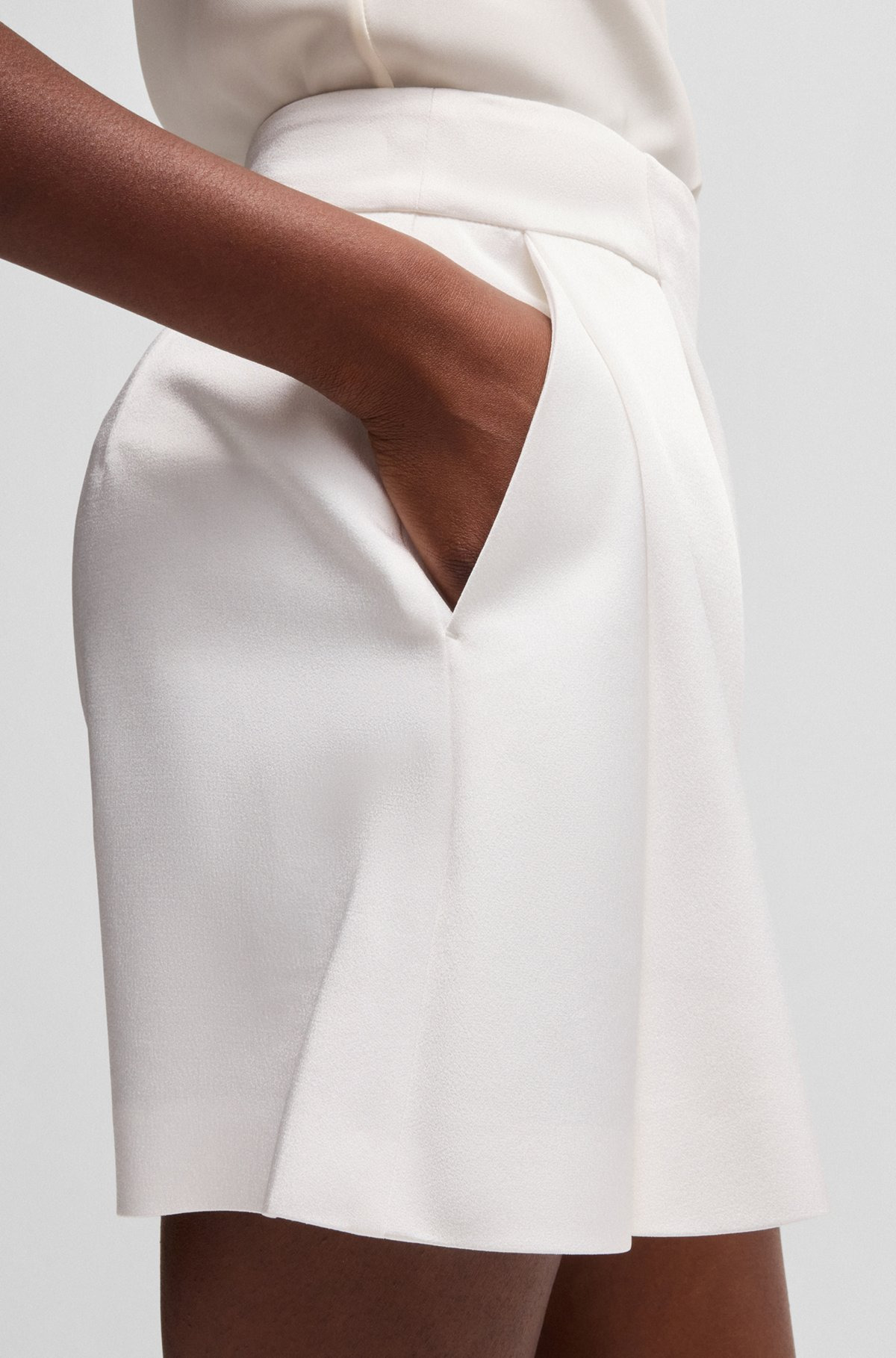 RELAXED-FIT SHORTS WITH FRONT PLEATS - 5