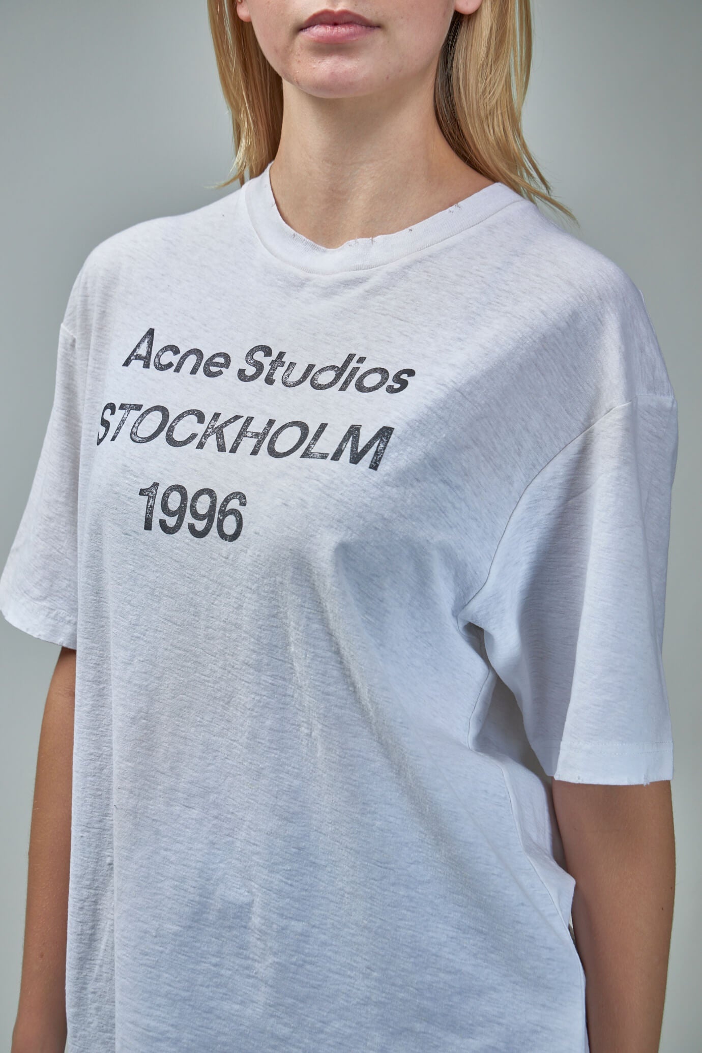 トップス Acne studios earshot Acne Studios Logo T-shirt | labelsfashion | REVERSIBLE