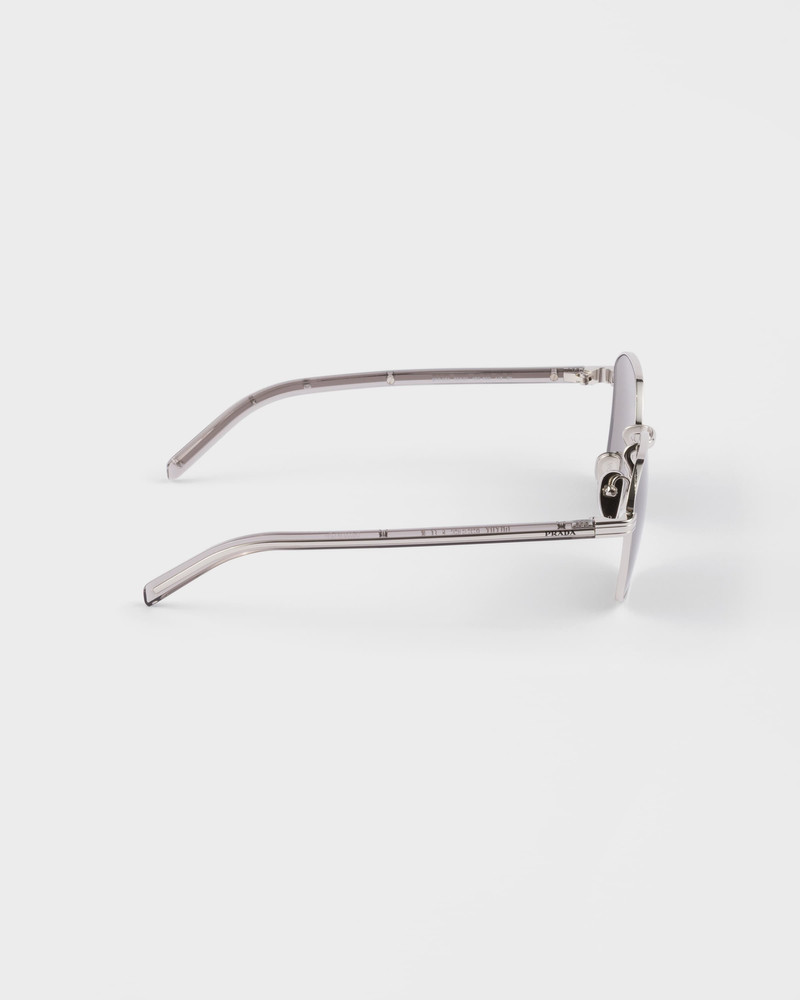 Sunglasses with the iconic metal plaque 4