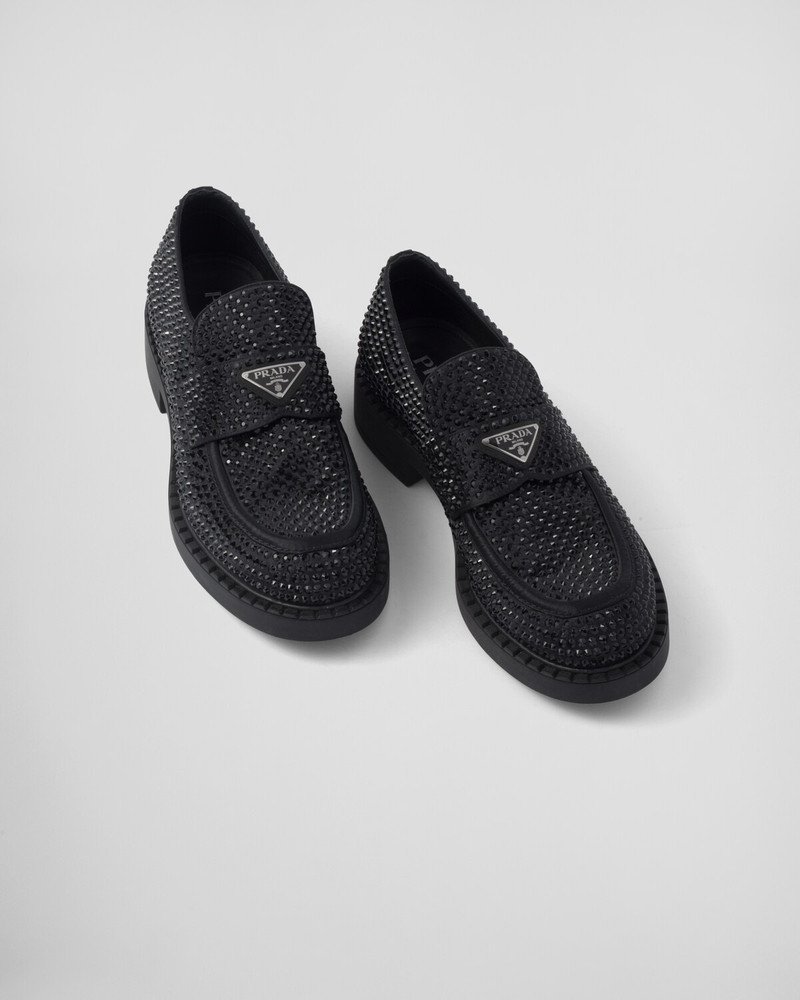 초콜릿 새틴 loafers와 크리스탈 4