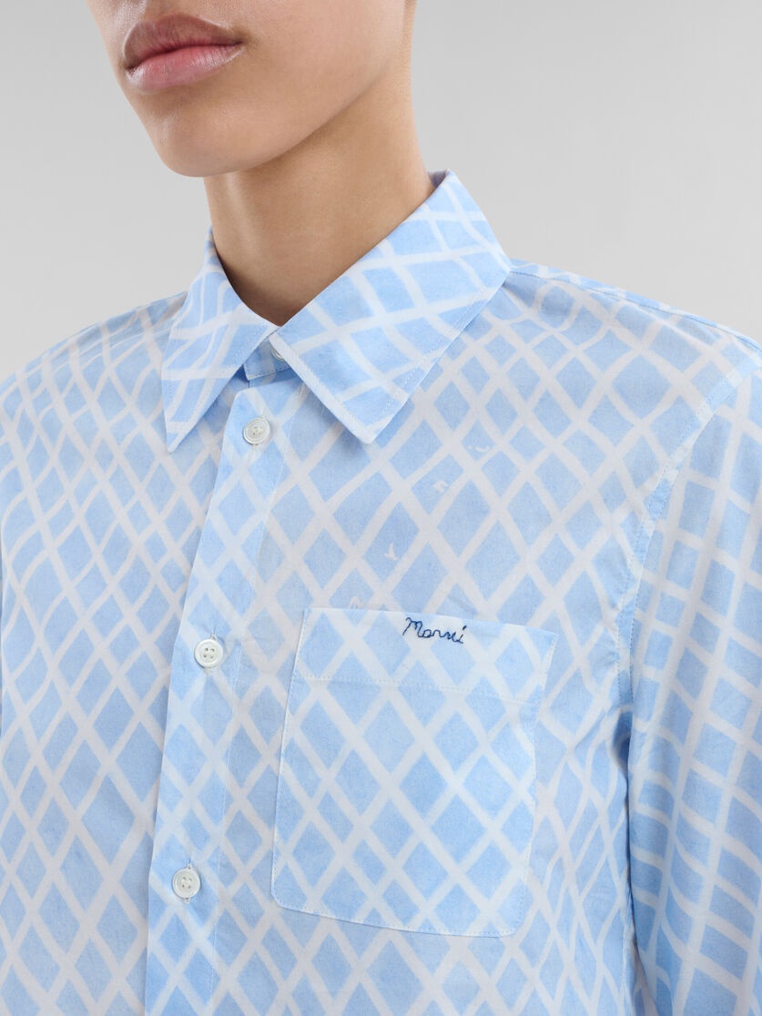 LIGHT BLUE ORGANIC POPLIN CROPPED SHIRT WITH LANDSCAPES PRINT - 4