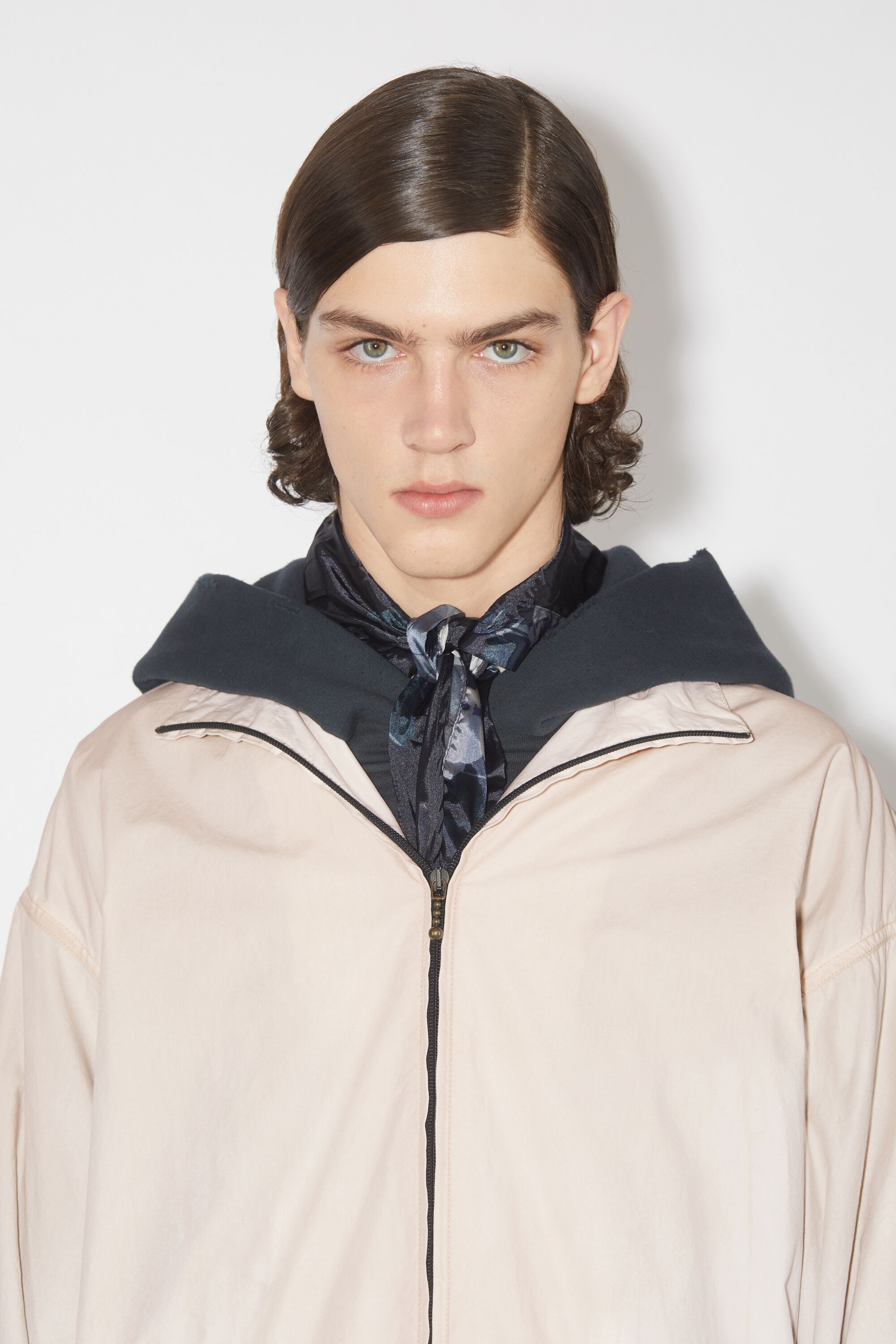 【Acne Studios 】メンズ ジップアップジャケット ダスティホワイト 未使用】Acne Studios ロゴジッパージャケット ダスティホワイト