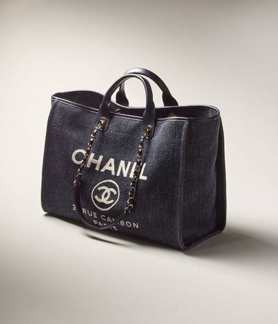 CHANEL Maxi Shopping Bag outlook