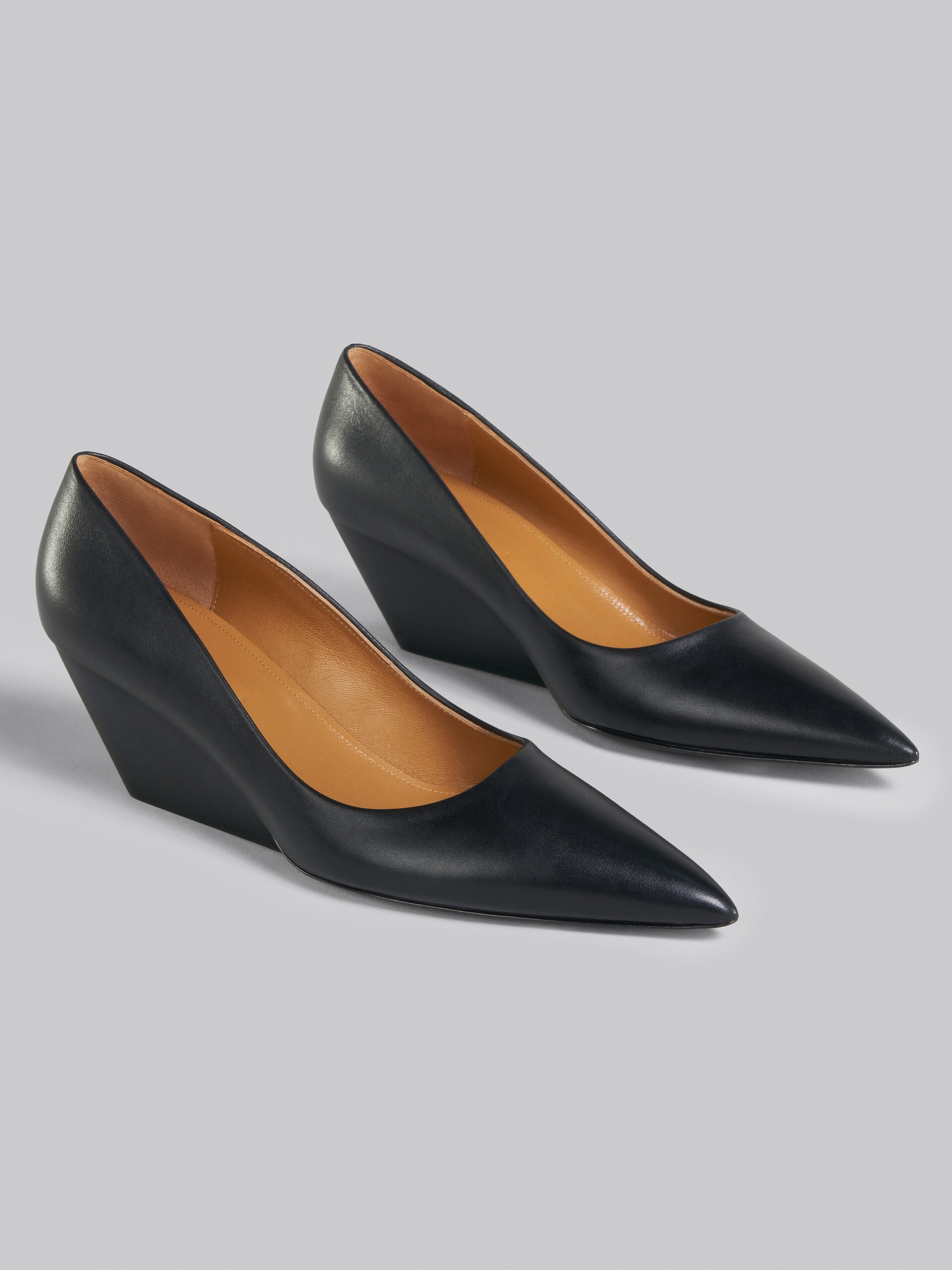 BLACK LEATHER PUMPS - 5