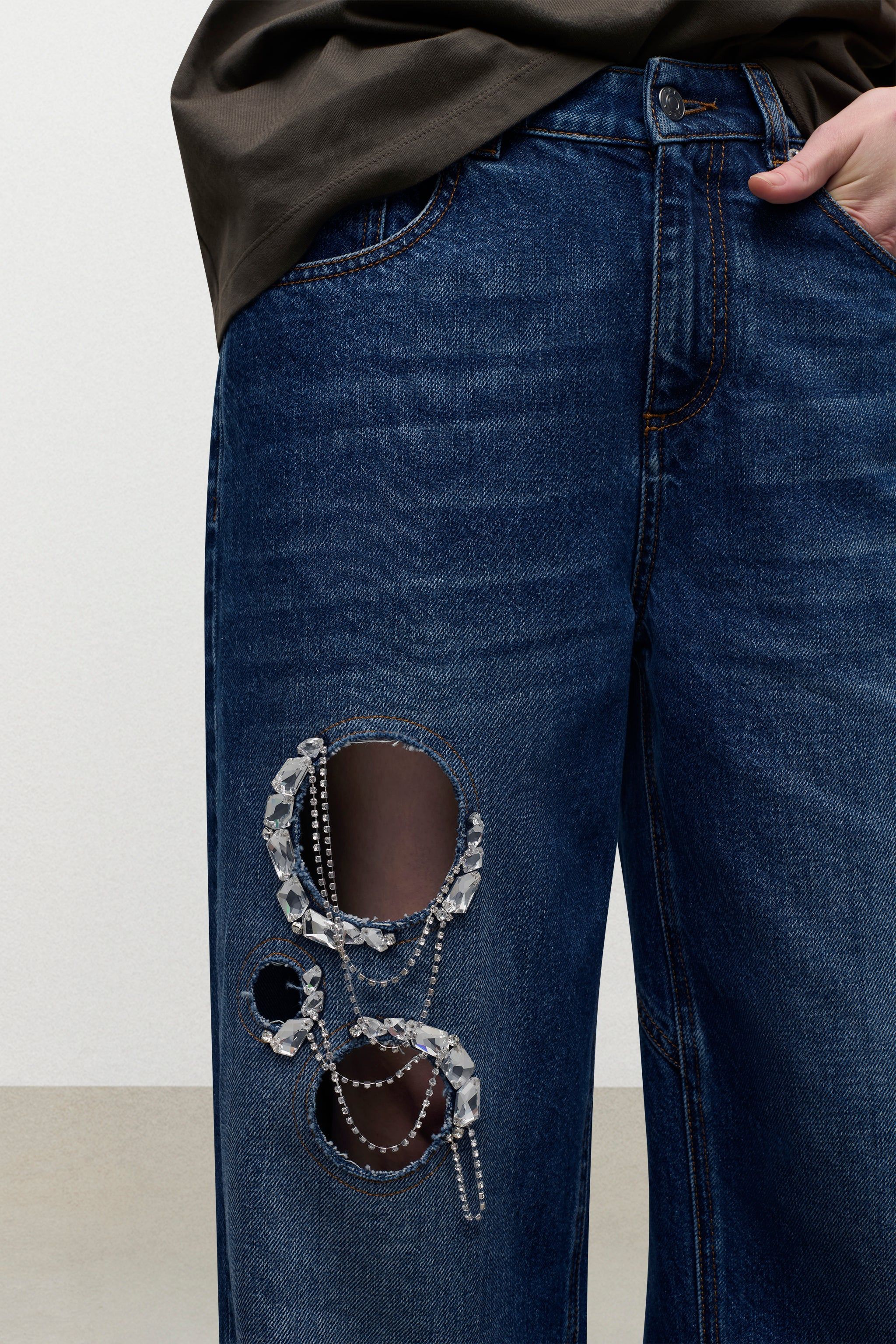 CRYSTAL CHAIN CUTOUT RELAXED JEAN - 5