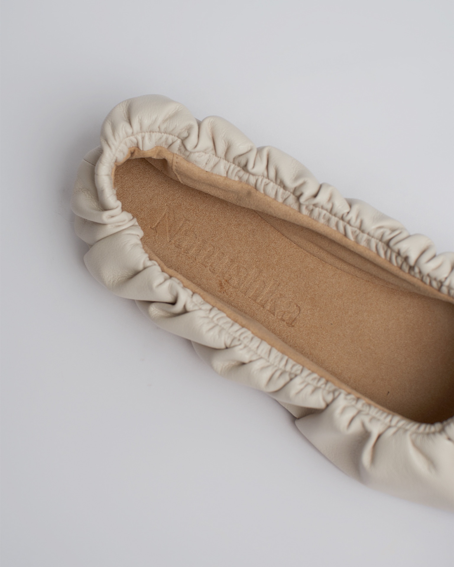 MATANGI - Ruched vegan leather flats - Off white - 4