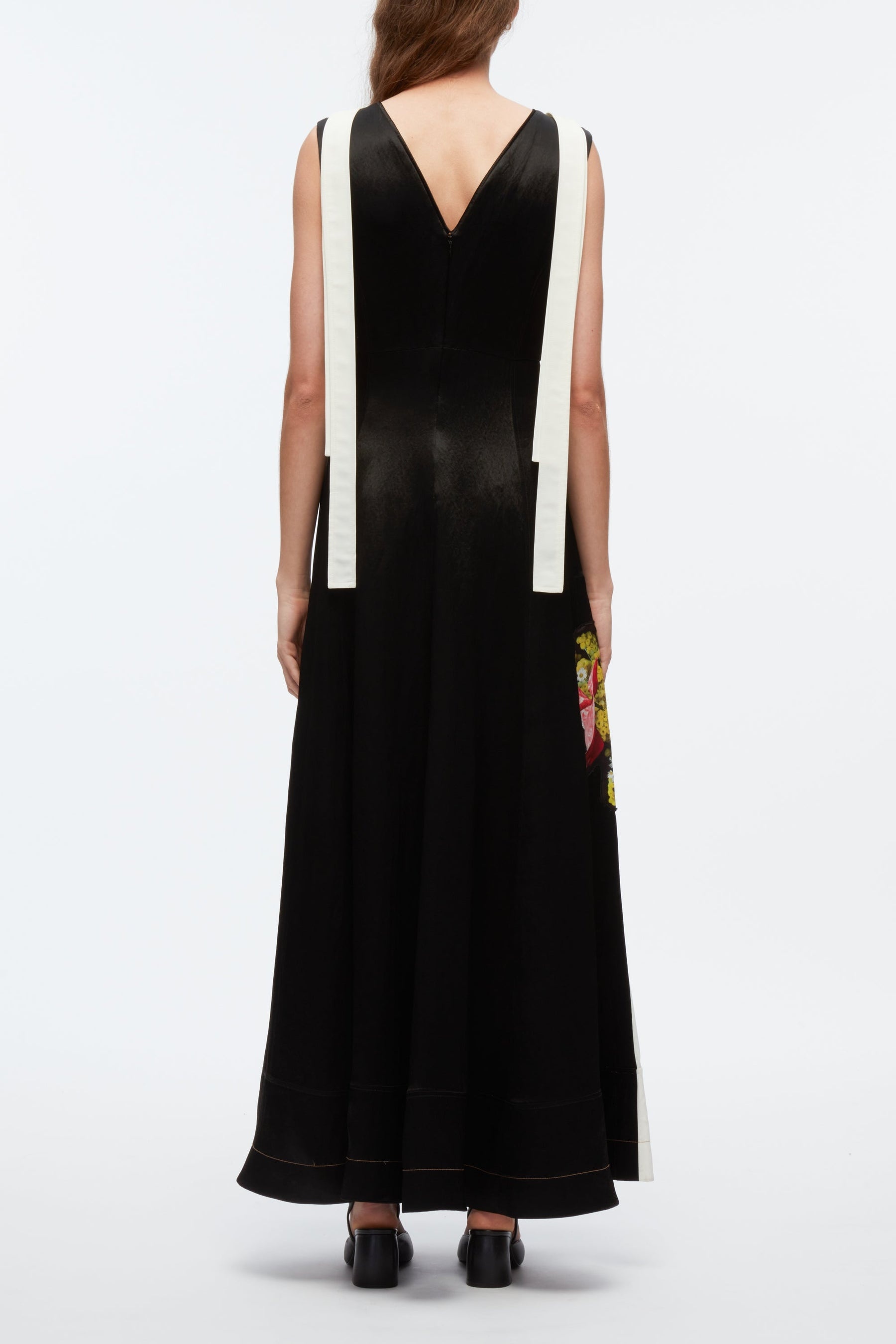 Floral Bouquet Appliqué Sleeveless Gown With Combo - 3