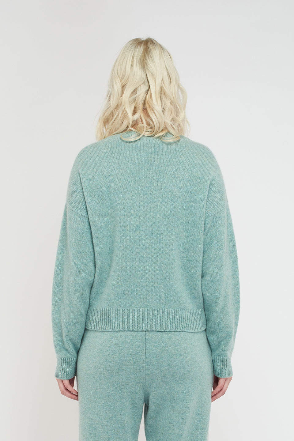 WOMEN’S V-NECK SWEATER - 3