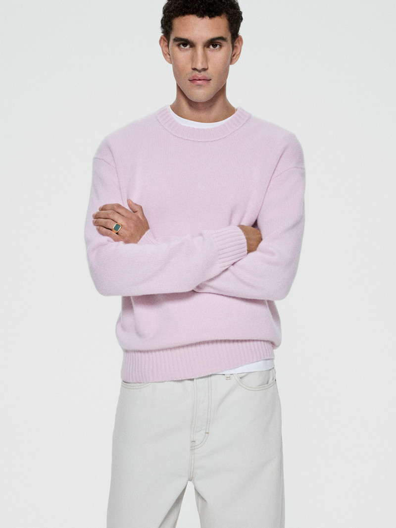FRAME Cashmere Crewneck Sweater in Light Pink outlook