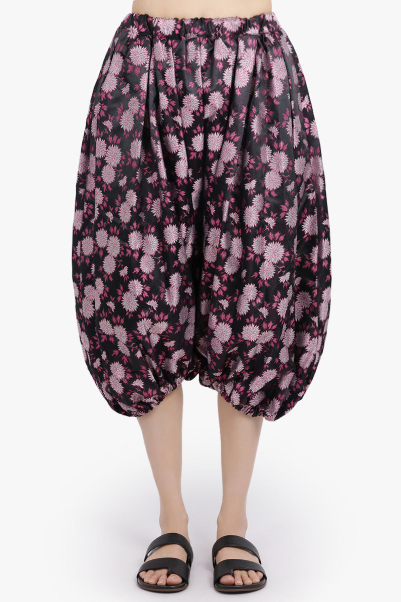 Comme Des Garçons FLORAL PRINT ELASTIC WAIST DROP CROTCH CROP PANT | BLACK/PINK outlook