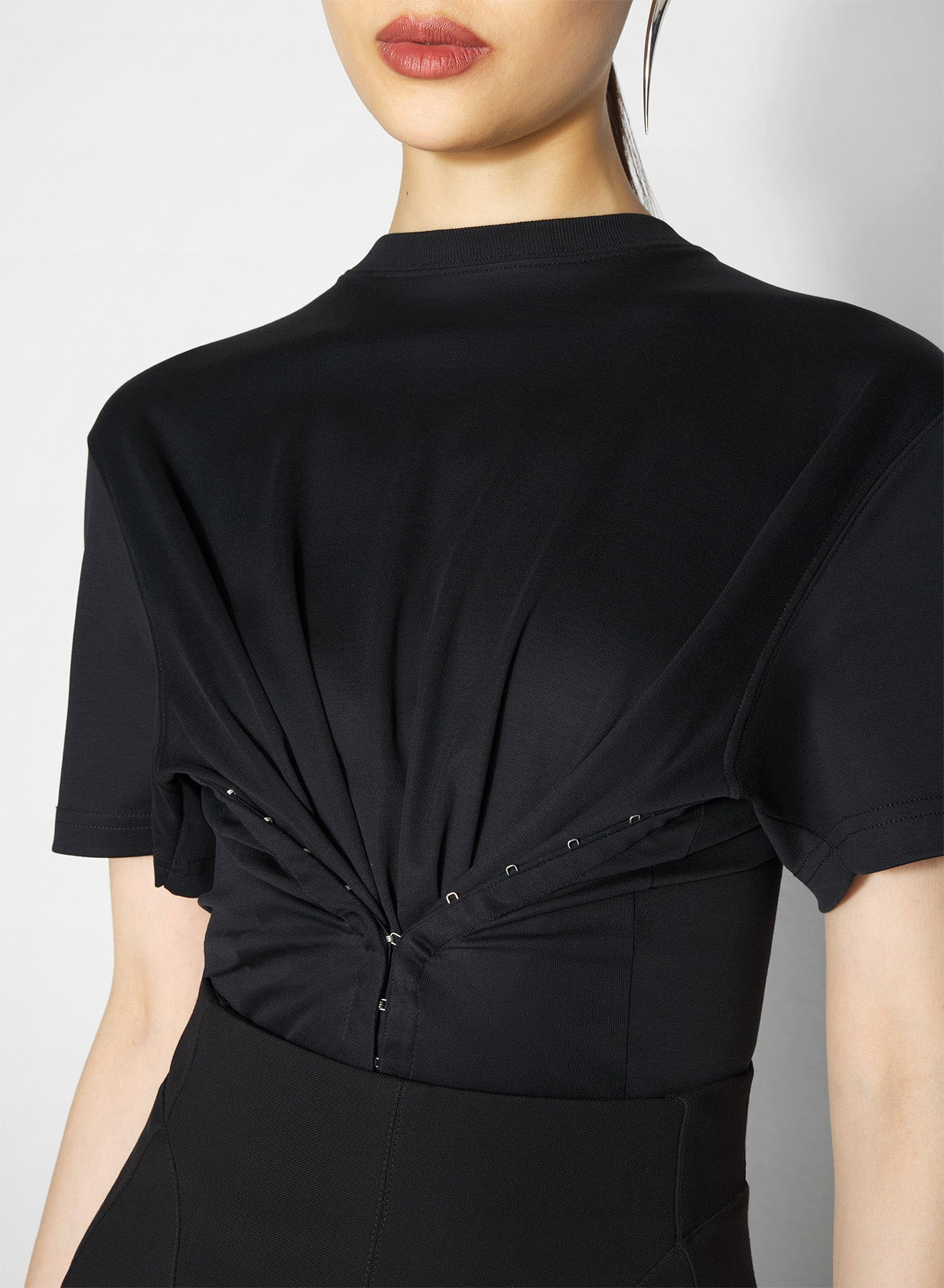 black cinched hook-and-eye t-shirt - 4
