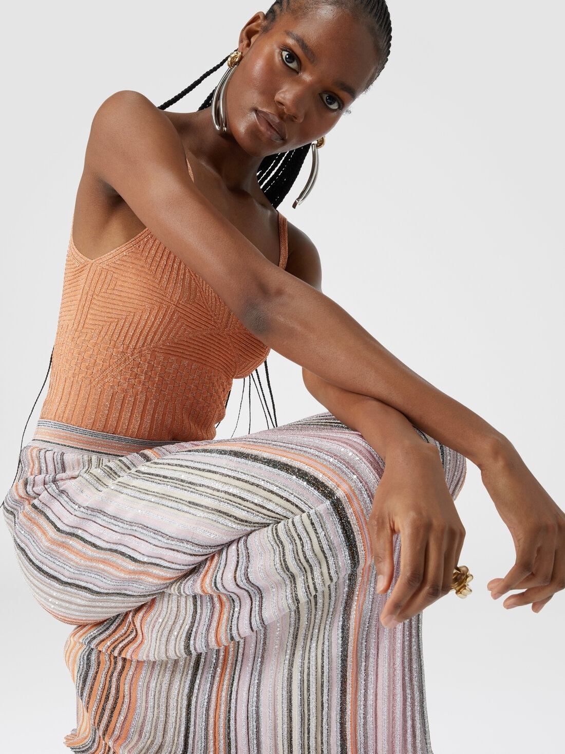 Long ribbed parted skirt with sequins - 4