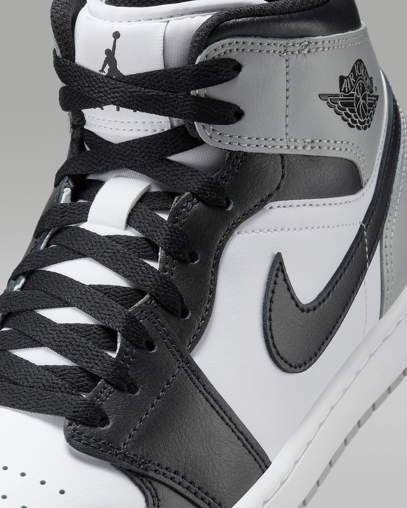 Air Jordan 1 Mid Men's Shoes - 7