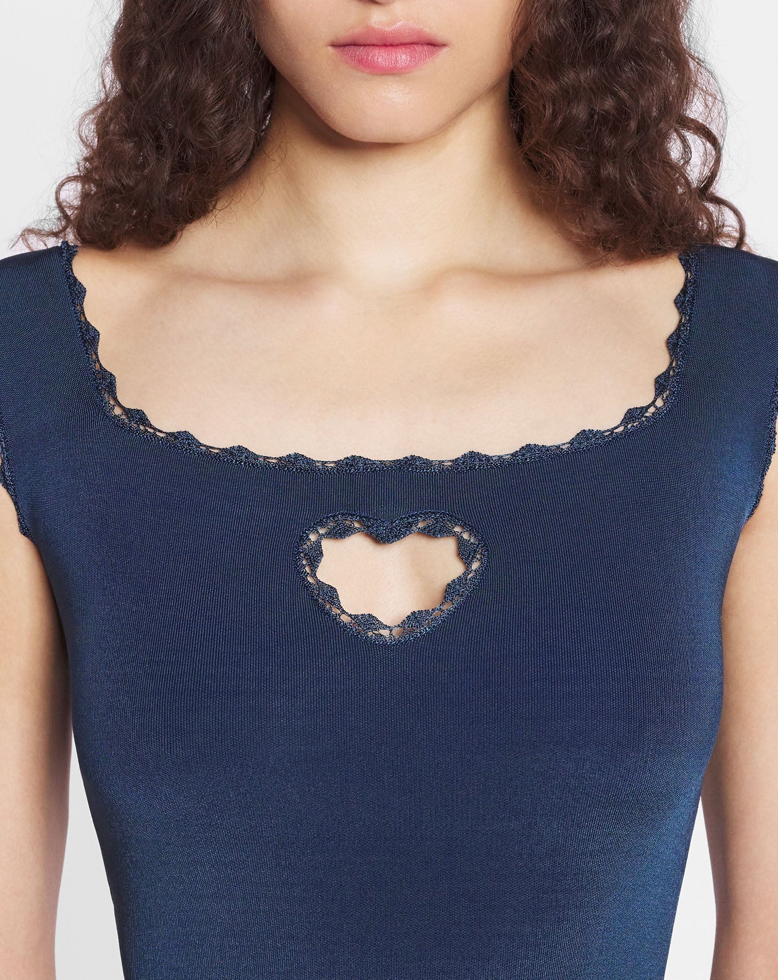 SLEEVELESS DRESS WITH A HEART DETAIL - 5