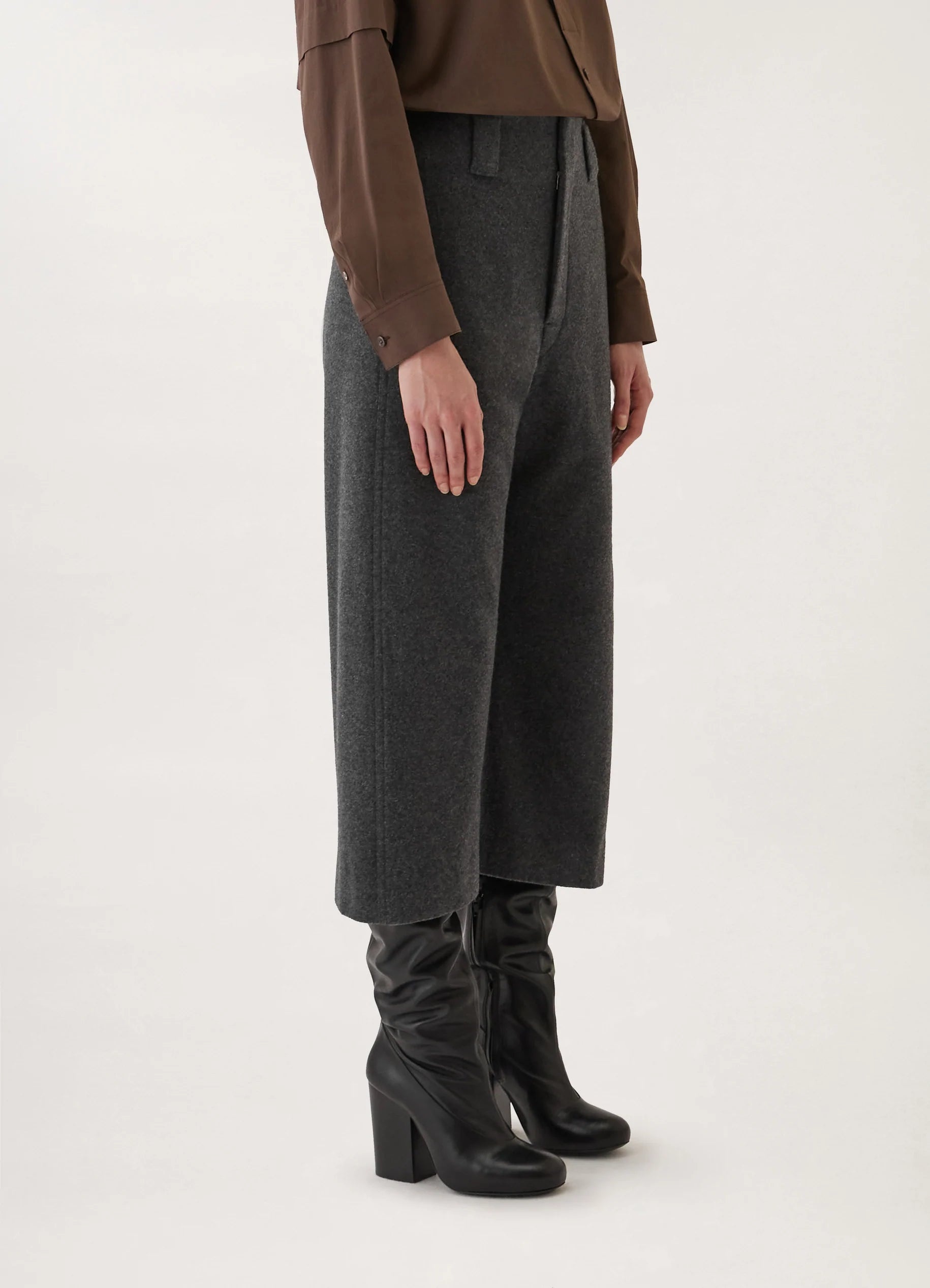 CROPPED CURVED PANTS
SOFT FELTED WOOL - 3