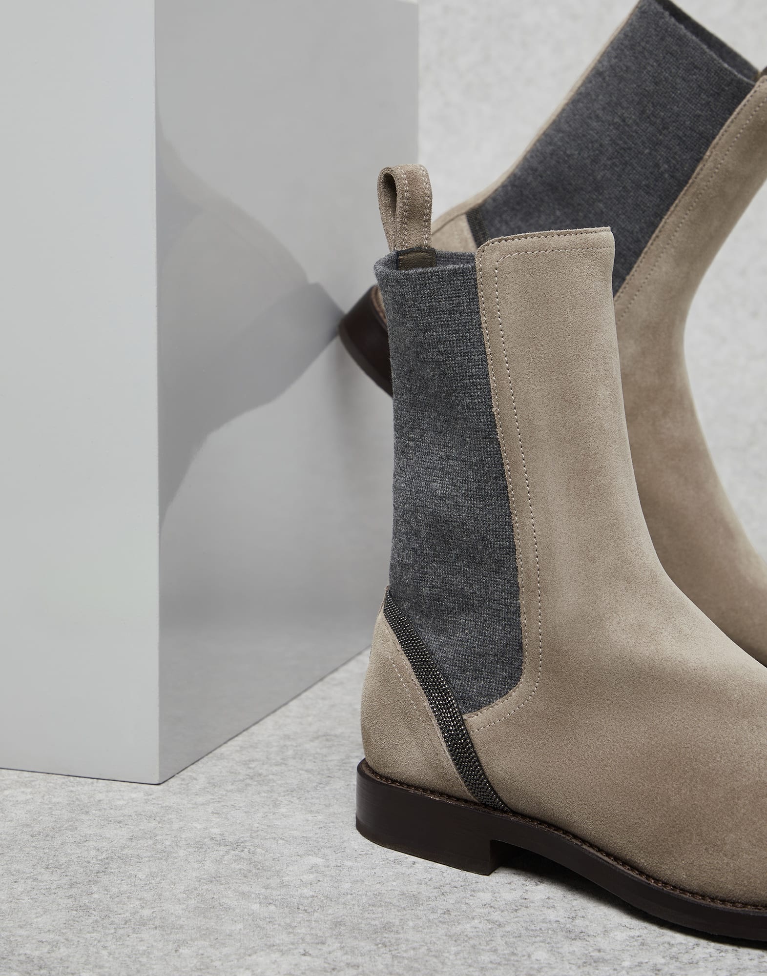 Suede Chelsea boots with shiny contour - 3