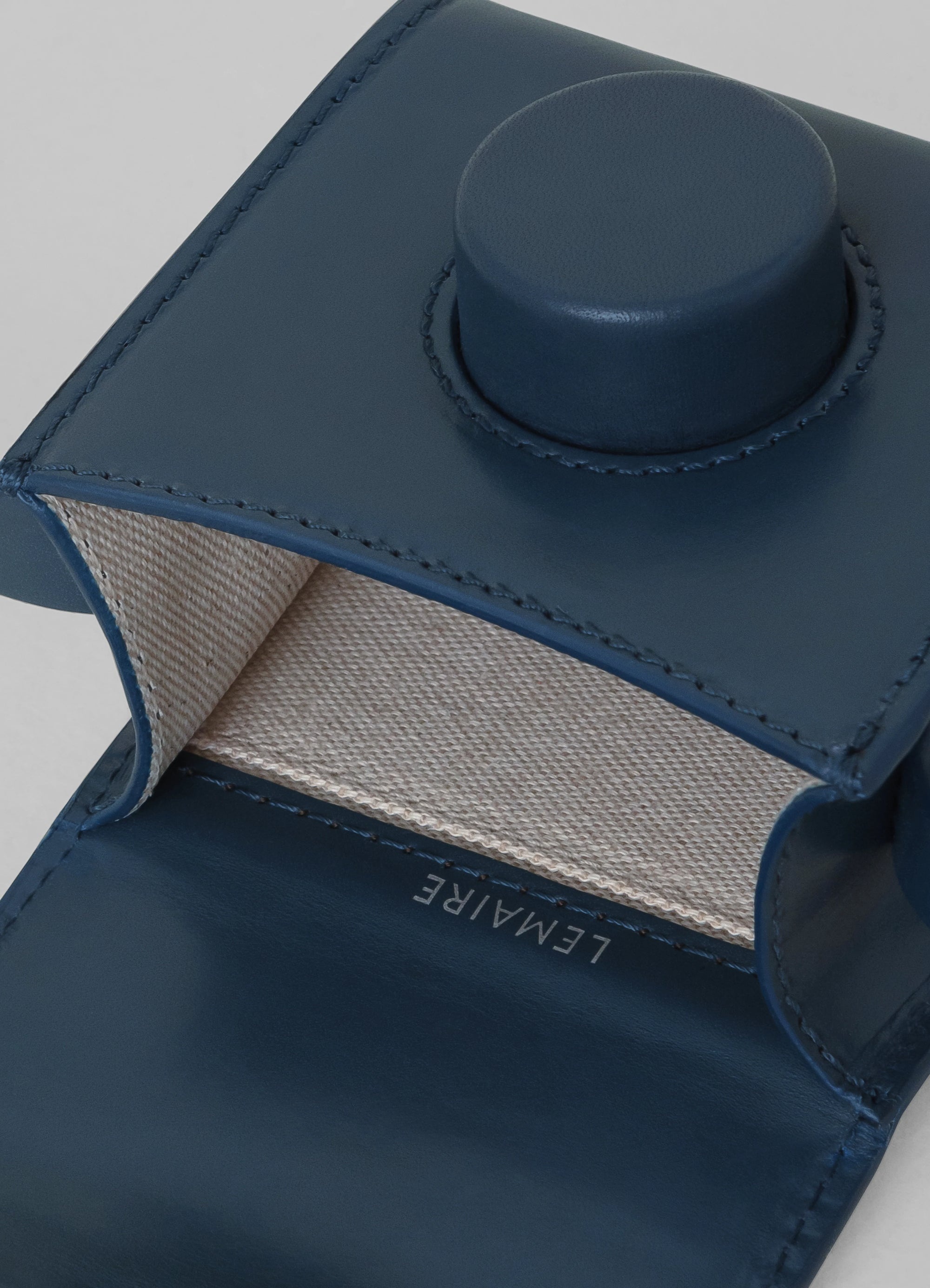 MINI CAMERA BAG
VEGETABLE-TANNED LEATHER - 6