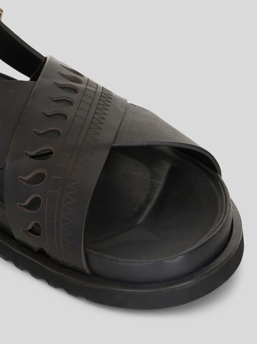 LEATHER SANDALS WITH GEOMETRIC PAISLEY PATTERNS - 4