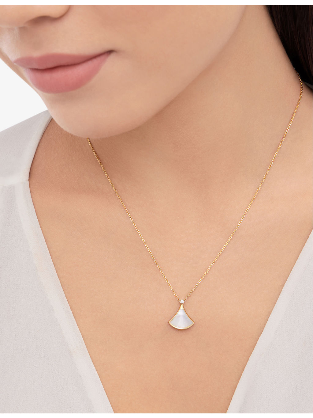 Divas' Dream 18ct yellow gold, mother-of-pearl and 0.03ct diamond pendant necklace - 4