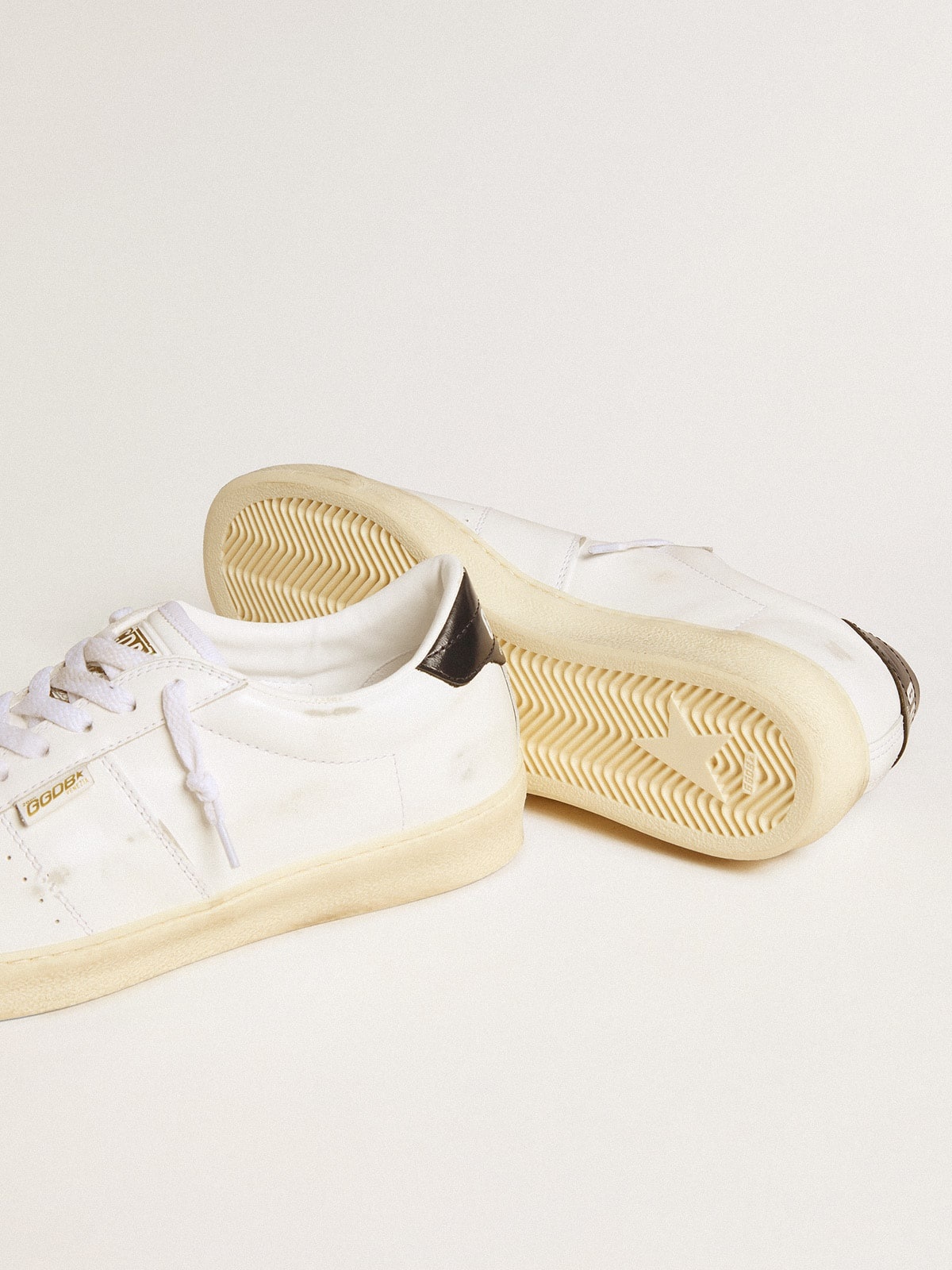 Matchstar in white leather with dark blue leather heel tab - 3