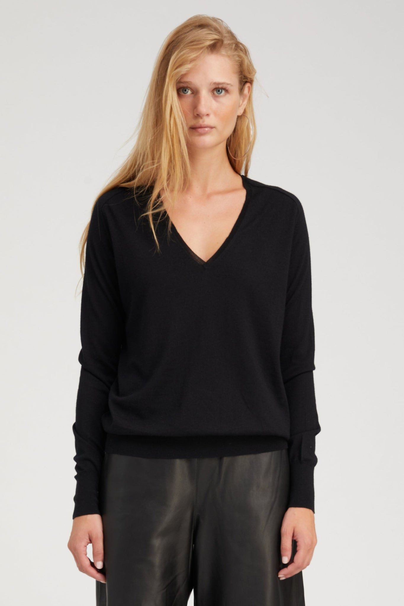 BLACK CASHMERE V-NECK SWEATER - 2