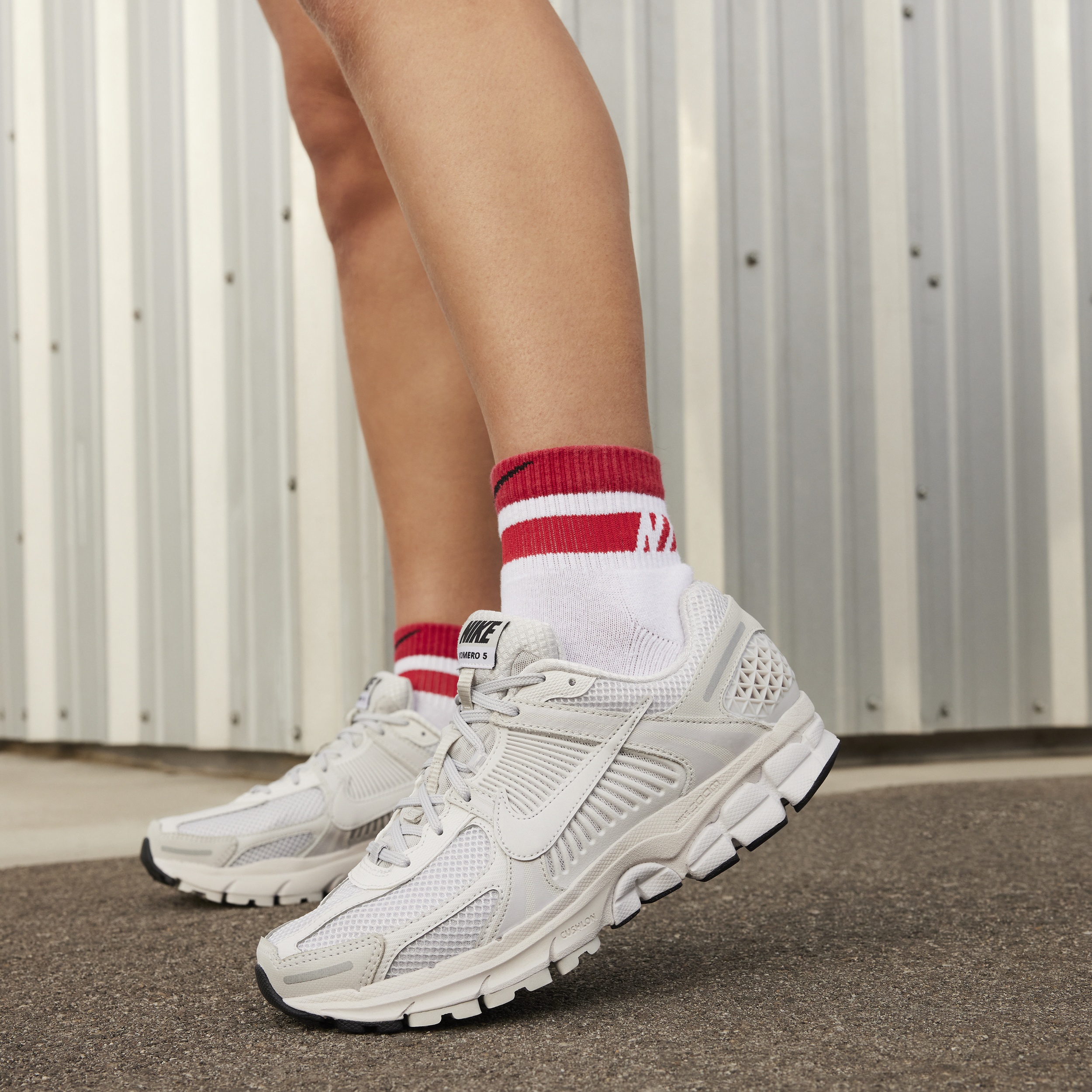Nike Women's Zoom Vomero 5 Shoes - 2