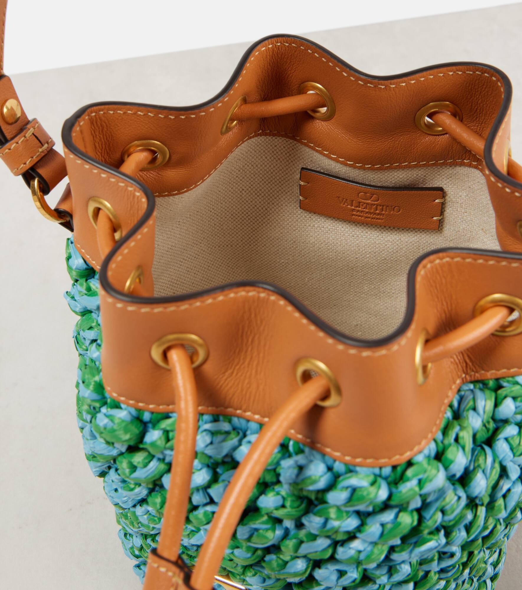 VLogo Mini embellished raffia bucket bag - 3