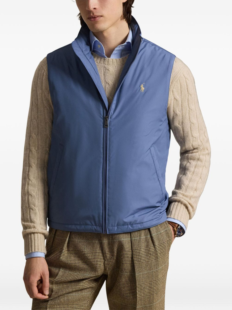 zip-fastening gilet 3