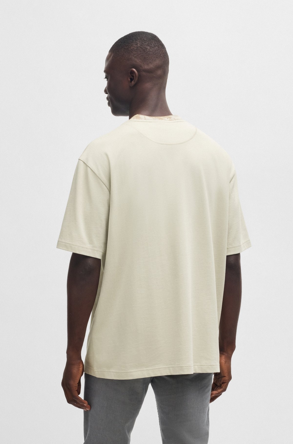 COTTON-JERSEY T-SHIRT WITH JUNGLE-ARTWORK COLLAR - 5
