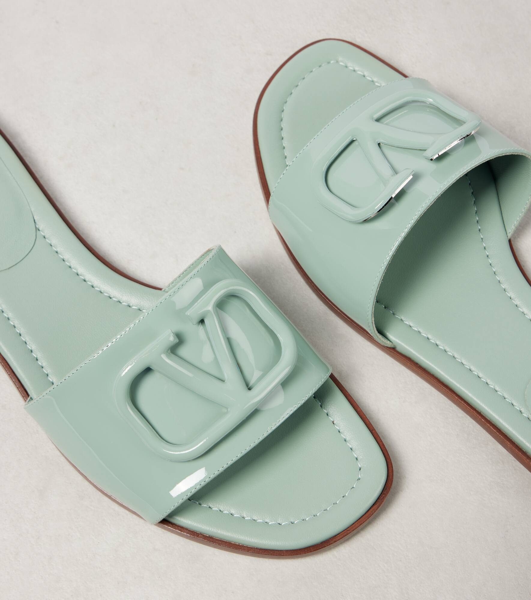 VLogo Signature patent leather slides - 5