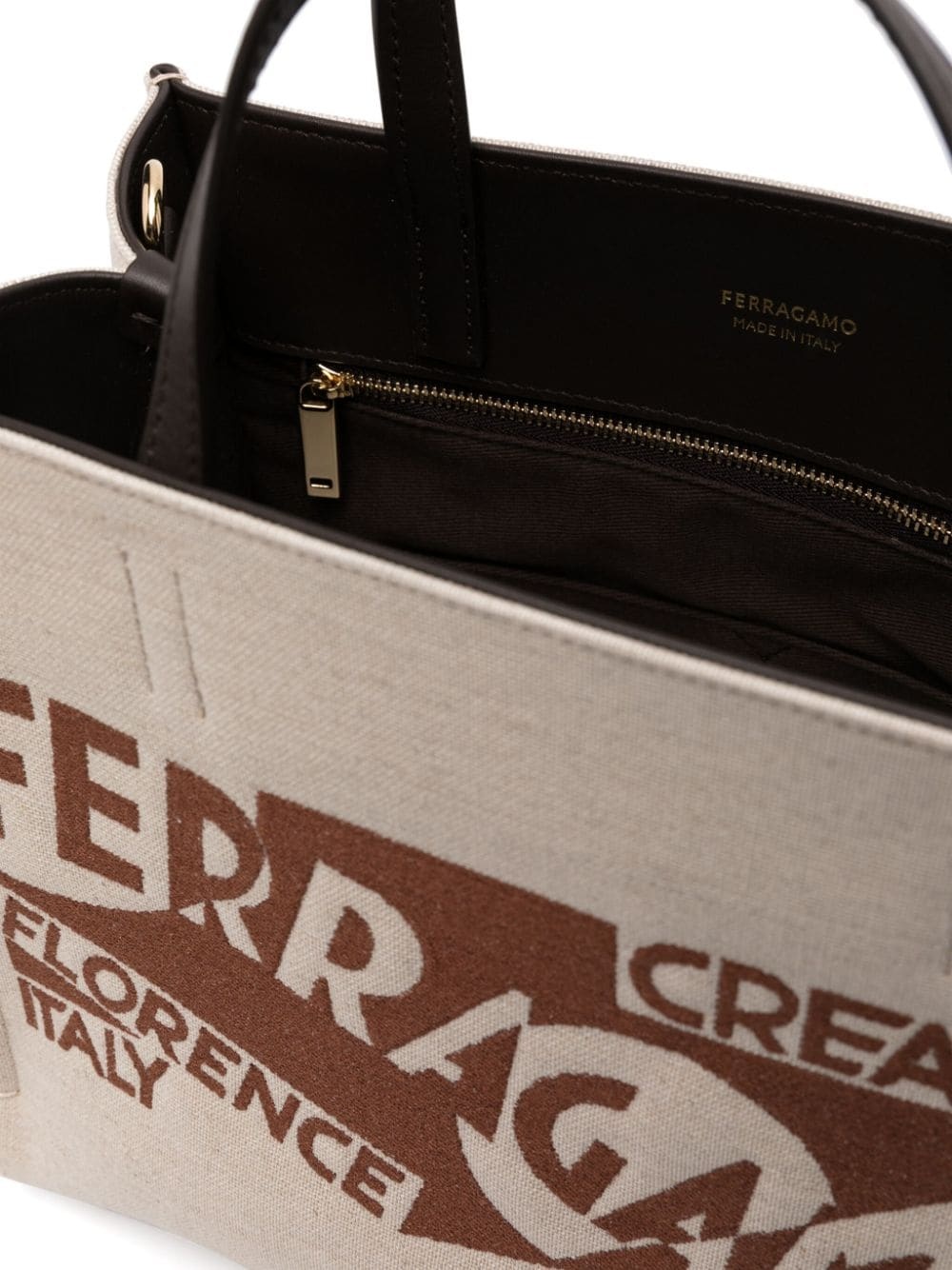 トートバッグ FERRAGAMO LOGO TOTE BAG Ferragamo logo-embossed Leather Tote Bag | Neutrals