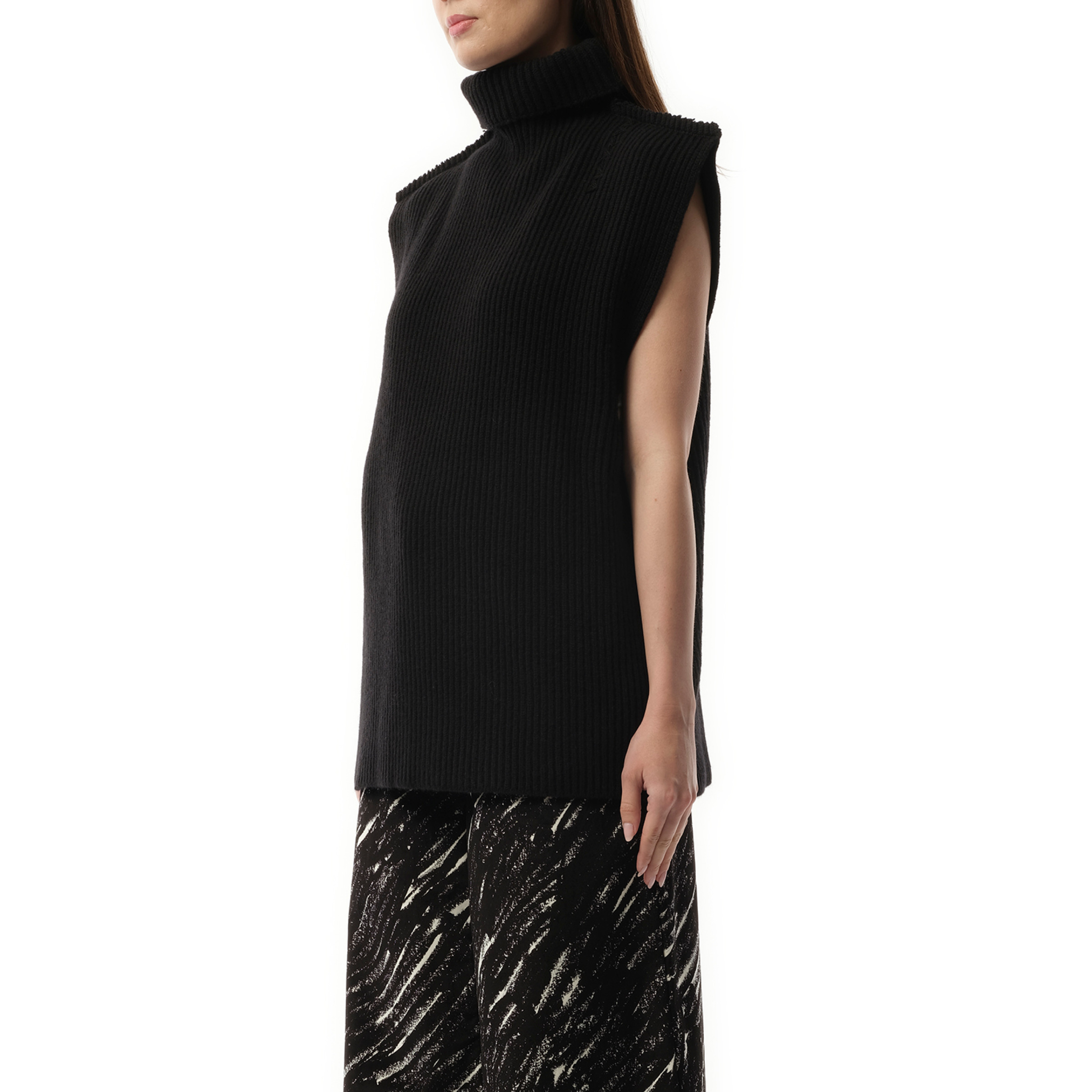 Sleeveless Turtleneck Sweater in Black - 5