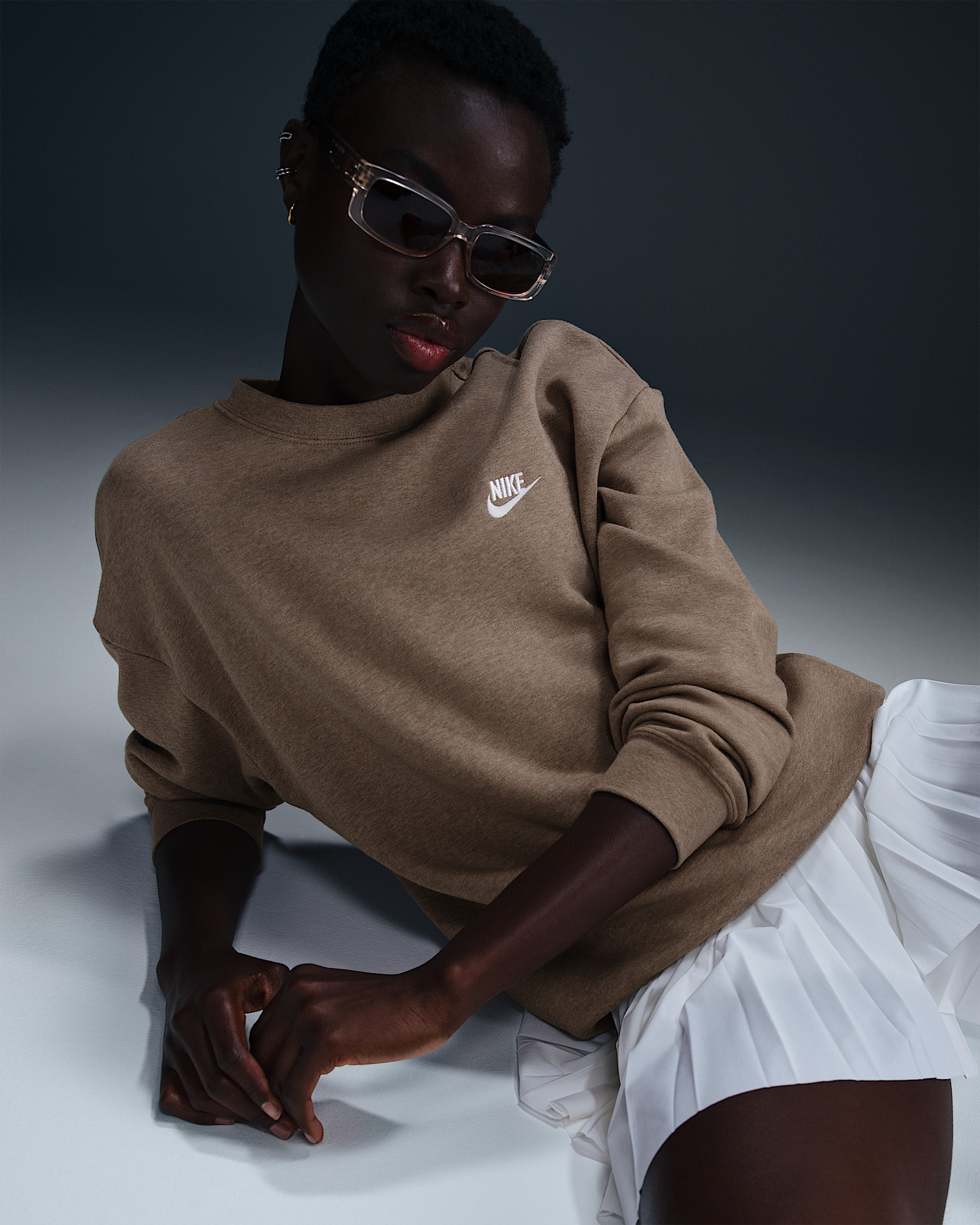 Nike Sportswear Club Fleece Women's Loose Crew-Neck Sweatshirt - 3