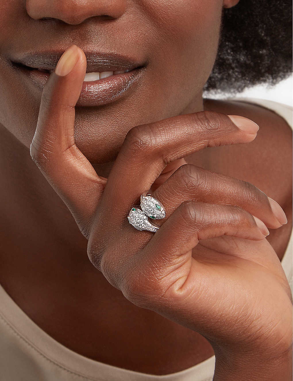 Serpenti Seduttori 18ct white-gold, 0.56ct brilliant-cut diamond and 0.2ct emerald ring - 5